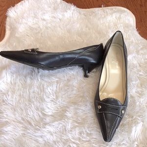 ANNE KLEIN IFLEX Akcase Kitten Heel in Navy